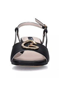 Sandalo nero con punta aperta, dotato di una larga fascia e una fibbia a forma di cuore dorato. Interno beige e cinturino alla caviglia con fibbia regolabile.