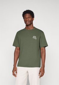 Karma8a REAL TEE - Majica kratkih rukava s printom - green