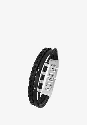 Czarna skórzana bransoletka o plecionej fakturze, z akcentami ze stali nierdzewnej i wzorami przeplatającymi się. Wiele pasków o różnej szerokości.