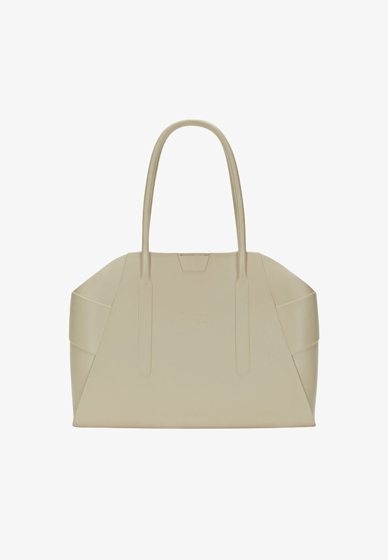 Béžová kožená tote taška se strukturovaným designem, obsahující dvě dlouhé ucha a šikmé švy pro zvýšenou texturu a vizuální zajímavost.