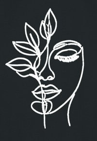 Disegno ricamato bianco che rappresenta un volto intrecciato con foglie su uno sfondo di tessuto nero. Presenta contorni e dettagli minimalisti.