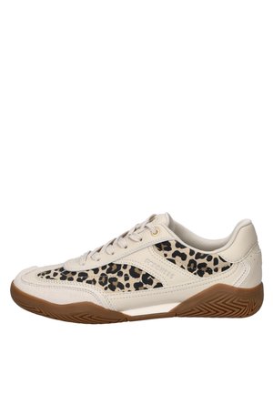 Beige lage sneaker met luipaardprintpanelen, veters aan de voorkant en een bruine gestructureerde rubberen zool, ontworpen door Skechers.