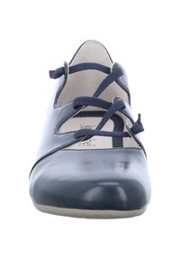 Chaussure plate en cuir marine avec un bout rond, des sangles croisées avec des détails en dentelle, et une doublure intérieure douce, dotée d'une semelle à profil bas.