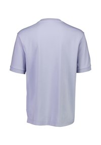 T-shirt a maniche corte di un leggero color lavanda, realizzato in morbido tessuto di cotone. Collo girocollo classico, vestibilità rilassata e senza loghi o motivi visibili.