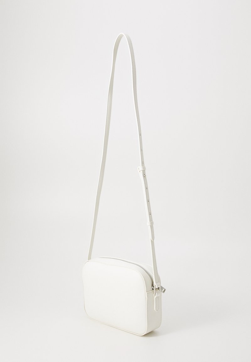 Witte schoudertas met een rechthoekige vorm, soepel synthetisch materiaal, verstelbare schouderband en een ritsluiting. Minimalistisch ontwerp.