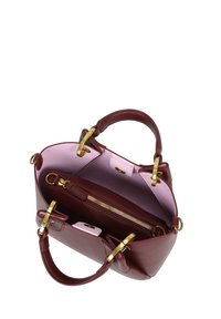 Borsa a mano in pelle bordeaux con esterno testurizzato, interno rosa, accessori in oro e scomparto con zip. Include doppi manici.