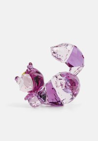 Lila kristall ekorrfigur med geometriska facetter och en glansig finish. Har en rund kropp, detaljert ansikte och en uppvakt svans.