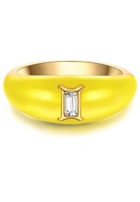 Rumena emajlirana prstan s gladko, zaobljeno obliko in zlatim dodatkom, ki v središču nosi pravokoten prozoren kamen.