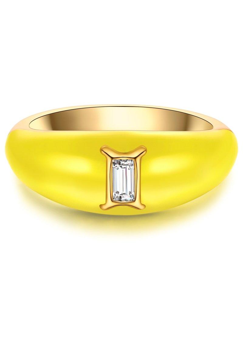 Rumena emajlirana prstan s gladko, zaobljeno obliko in zlatim dodatkom, ki v središču nosi pravokoten prozoren kamen.