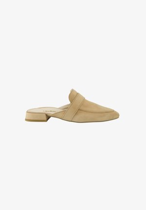 Beige suède instap mule met een lage blokhak en een brede band over de bovenkant, ontworpen voor casual gebruik.