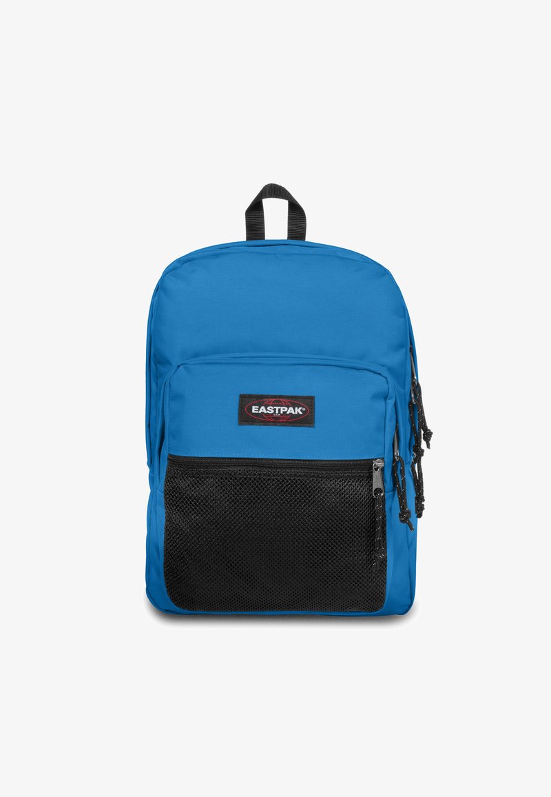 Zaino in tessuto blu con tasca frontale in rete nera, chiusura con zip e manico superiore. Include il logo del marchio e spallacci regolabili.