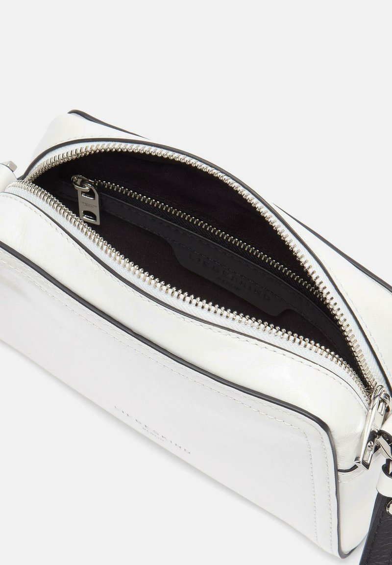 Witte leren tas met een ritssluiting, voorzien van een zwarte voering en zilveren hardwareaccenten. Compact rechthoekig ontwerp.