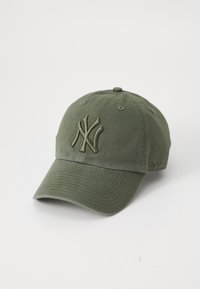 Casquette de baseball en coton vert avec logo "NY" brodé, visière courbée, six trous de ventilation et sangle ajustable à l'arrière.
