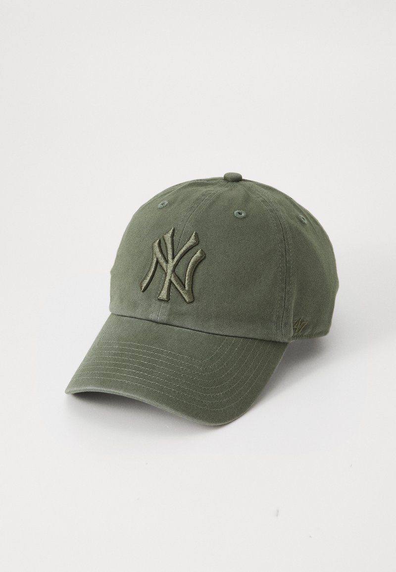 Casquette de baseball en coton vert avec logo "NY" brodé, visière courbée, six trous de ventilation et sangle ajustable à l'arrière.