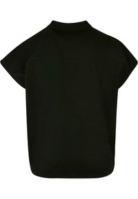 Černá krátká košile s vysokým límcem, vyrobená z měkké látky. Design je obdélníkový s jemnou strukturou a minimem švů.
