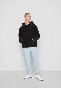 Karl Kani KK SMALL SIGNATURE - Traperice ravnih nogavica - bleached blue