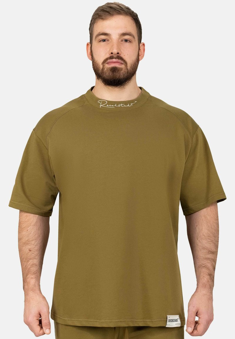 T-shirt verde oliva a maniche corte realizzato in tessuto testurizzato, con scollo rotondo e un piccolo logo ricamato sul colletto.