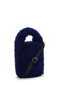 Bolso de mano de textura esponjosa en azul marino, con un asa superior redondeada y una correa negra ajustable en diagonal por el frente.