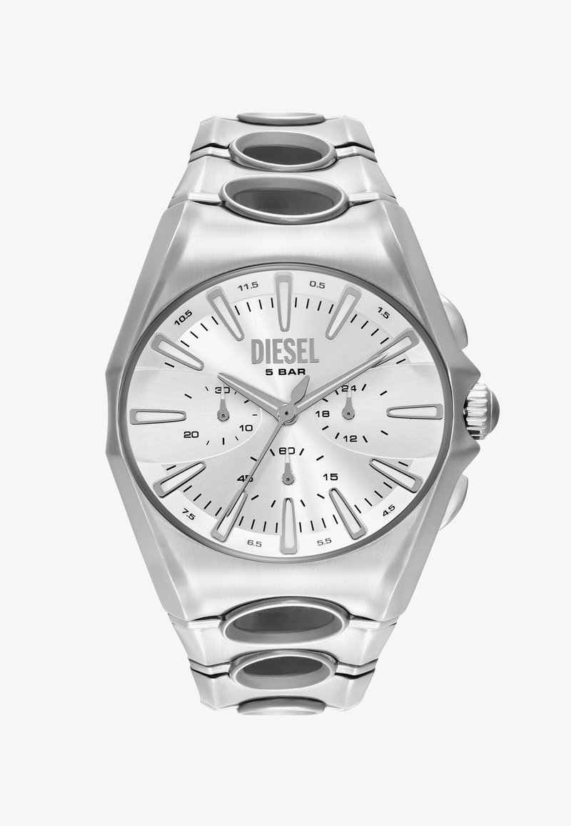 Montre en acier inoxydable argenté avec un boîtier octagonal, un cadran analogique et trois sous-cadrans. Elle présente une finition métallique lisse et un bracelet solide.