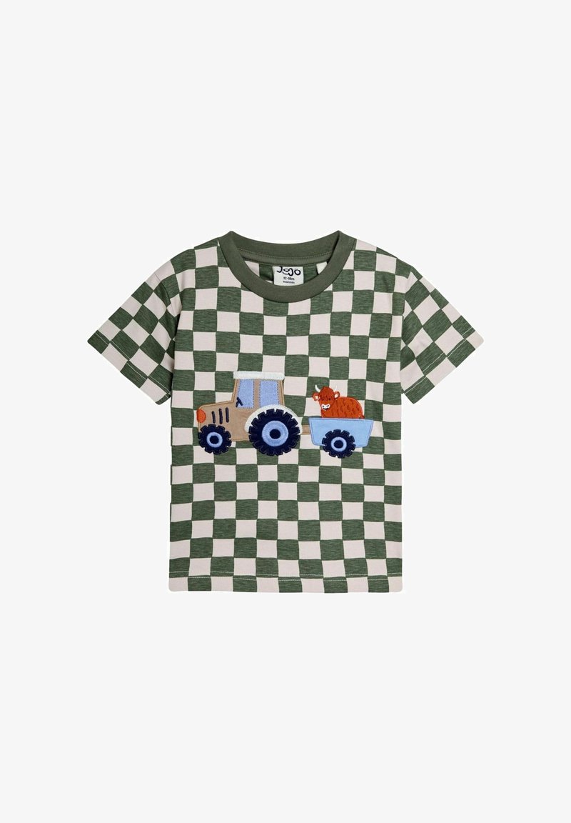 Zöld és krémszínű kockás, rövid ujjú póló, melyen hímzett barna traktor kék kerekekkel és egy vörös macska látható a hozzátartozó utánfutón.