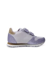 Scarpe da atletica viola e argento con tessuto a rete, fasce in velcro e un accento testurizzato sul tallone. Suola leggera con battistrada a motivo.