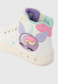 Baskets montantes blanches avec un design de licorne coloré, des accents décoratifs en broderie et des embellissements pailletés sur la semelle.