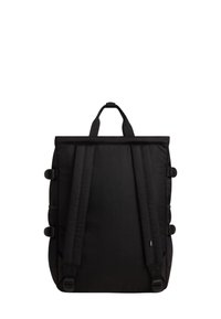 Zaino nero realizzato in tessuto resistente, con una forma rettangolare, spallacci imbottiti regolabili, maniglia superiore e fibbie laterali.