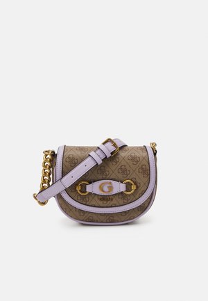 Sac bandoulière marron à motif avec bordure lavande, sangle chaîne dorée et logo "G" doré sur le rabat avant.