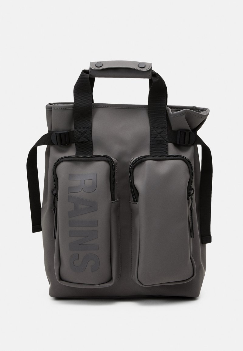 Zaino impermeabile grigio con doppie maniglie superiori, spallacci regolabili e due tasche frontali con zip. Presenta un logo testurizzato.