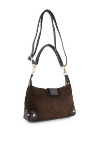 Sac à main en suède marron avec une forme structurée, doté de bretelles en cuir brun foncé, d'accents métalliques dorés et de coins arrondis.