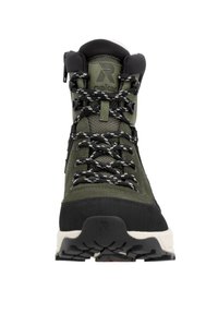 Botte de randonnée verte avec une tige texturée, un embout renforcé, des lacets noirs et une semelle en caoutchouc robuste avec des crampons profonds pour l'adhérence.