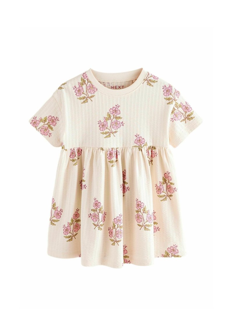 Robe à manches courtes couleur crème, dotée d'une taille froncée. Décorée de motifs floraux en rose et vert, avec une texture côtelée sur toute la surface.