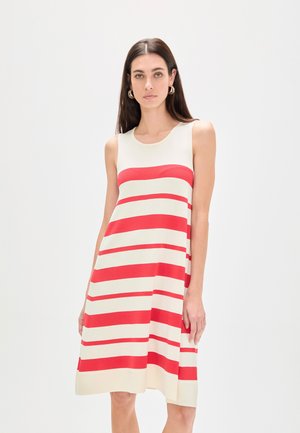 Vestido sin mangas hasta la rodilla en color crema con atrevidas rayas horizontales rojas; escote redondo, textura suave, silueta fluida en línea A.
