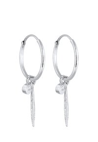 Sterlingsilber-Hoop-Ohrringe mit texturiertem Tropfenakzent. Verfügt über einen kleinen runden Anhänger neben dem Verschluss.