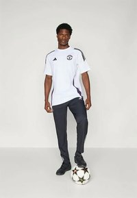 adidas Performance MANCHESTER UNITED 25/26 TIRO COTTON TEE - Vereinsmannschaften - white/aurora plum/black