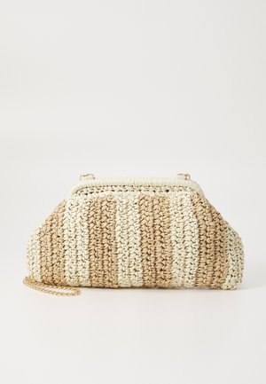 Rechthoekige clutch met een gouden kettingriem, met verticale beige en gebroken witte geweven strepen en een afgeronde frame sluiting.