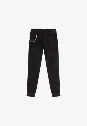 Pantalons cargo noirs avec plusieurs poches, poignets élastiques et un accent de chaîne détachable. Tissu structuré avec une texture lisse.