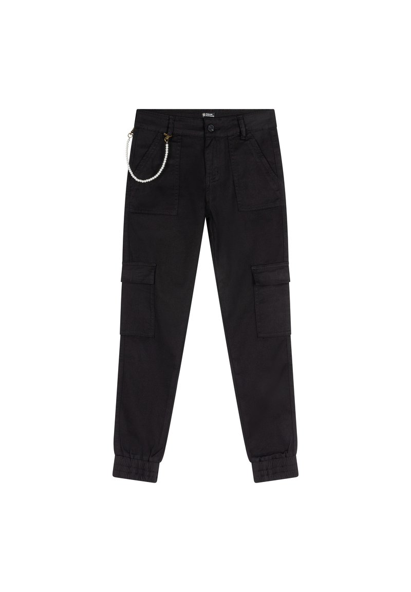 Czarne spodnie cargo z wieloma kieszeniami, elastycznymi mankietami i odpinanym akcentem w postaci łańcucha. Strukturalny materiał o gładkiej fakturze.
