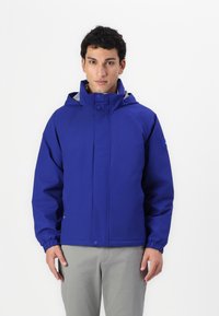 Kongelig blå vanntett jakke med hette, trykknappslukking, elastiske mansjetter og sidelommer; glatt tekstur, enkelt design.