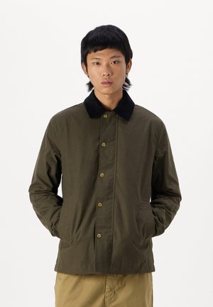 Veste en coton verte avec un col en velours côtelé noir, boutons pression, poches latérales et une texture légère et lisse.