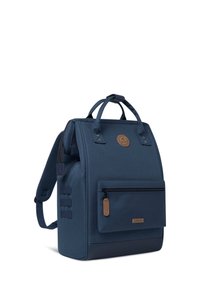 Marineblaues Rucksack mit strukturiertem Stoff, oberen Griffen, verstellbaren Trägern, einer vorderen Reißverschlusstasche und einem Leder-Logo-Patch.