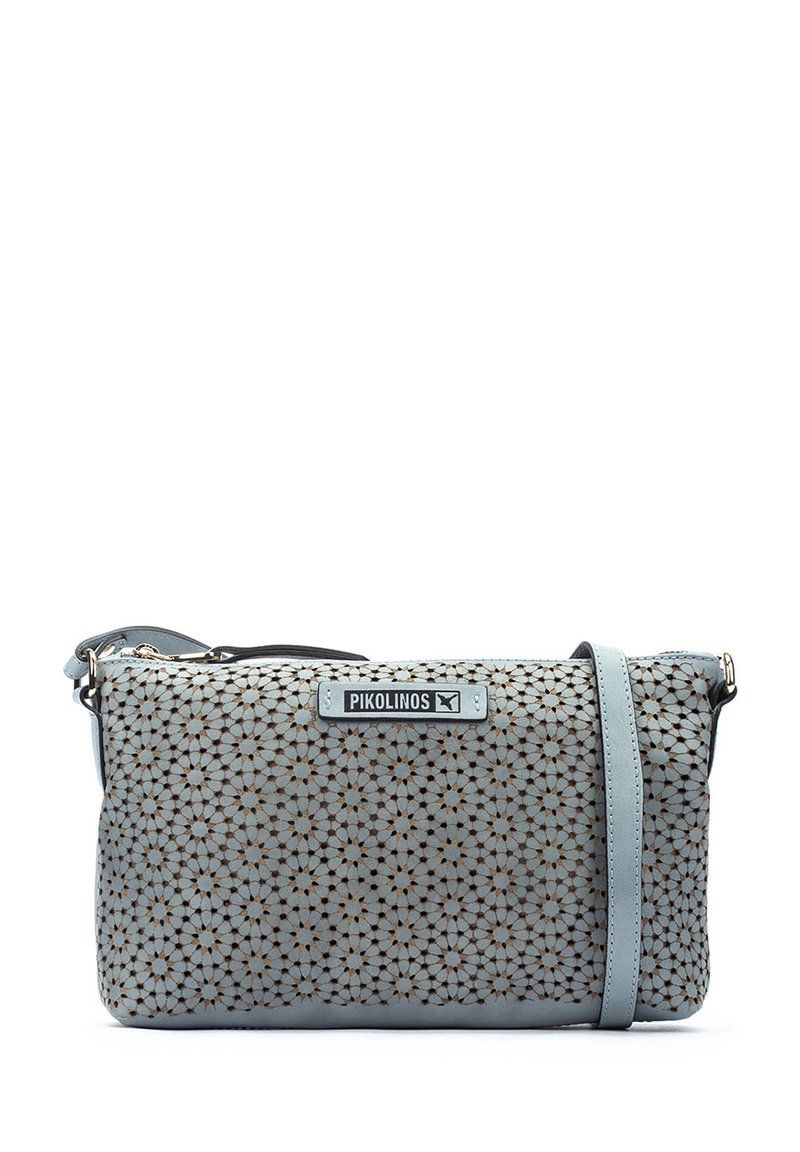 Bolso bandolera de cuero azul claro con patrón floral perforado, detalles en dorado y correa ajustable. Incluye etiqueta de la marca en la parte frontal.