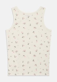 Biały top na ramiączkach z wzorem kwiatowym, na którym znajdują się małe różowe kwiaty i zielone liście. Gładki materiał, zaokrąglony dekolt i brak rękawów.