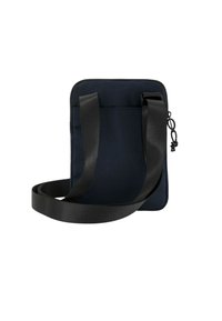 Borsa a tracolla blu navy con un tessuto morbido e resistente, caratterizzata da un design piatto, una tracolla nera regolabile e una semplice chiusura con zip.