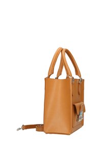 Borsa in pelle color tan con design strutturato, doppio manico superiore, tasca frontale, hardware in argento e tracolla removibile.