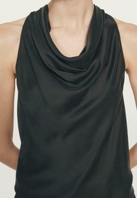 Top senza maniche di colore nero realizzato in tessuto liscio con scollatura drappeggiata. Presenta una vestibilità ampia e una leggera lucentezza senza cuciture o motivi visibili.