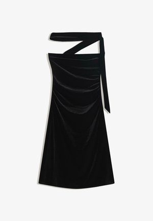 Schwarzes Samt-Midikleid mit asymmetrischem Ausschnitt und einem langen Träger, der um den Hals gewickelt wird, glattes Material und leichte Drapierung an der Taille.