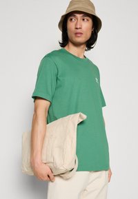 adidas Originals ESSENTIAL TEE - Základné tričko - preloved green
