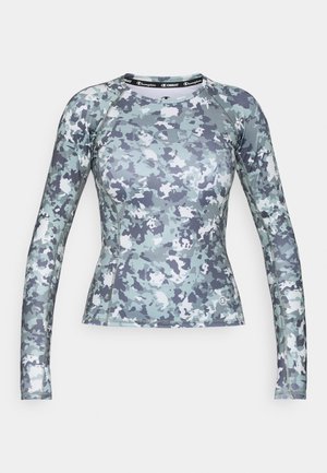 Dlhý rukáv športová košeľa s modro-zeleným camo vzorom, vyrobená z elastickej, hladkej látky. Obsahuje raglánové rukávy a okrúhly výstrih.