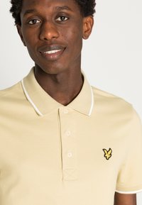 Lyle & Scott TIPPED - Polo - natural green/white
